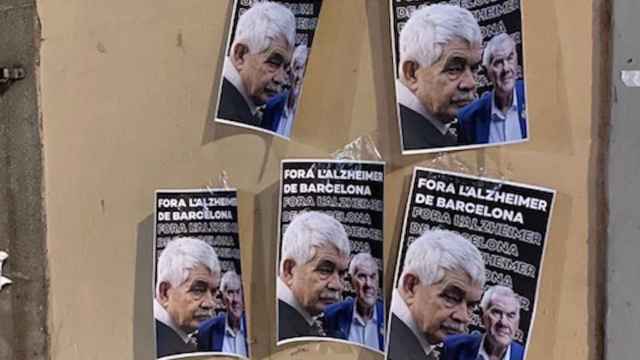 Carteles despectivos sobre el Alzheimer y Maragall / TWITTER @JOANSABATE