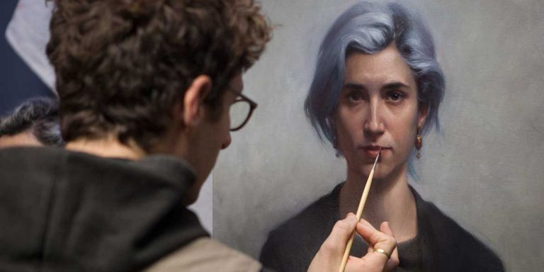 Un artista pinta una mujer, en la Barcelona Academy of Art