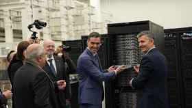 El presidente del Gobierno, Pedro Sánchez, junto al director de Operaciones del Barcelona Supercomputing Center, Sergi Girona / EUROPA PRESS - David Zorrakino