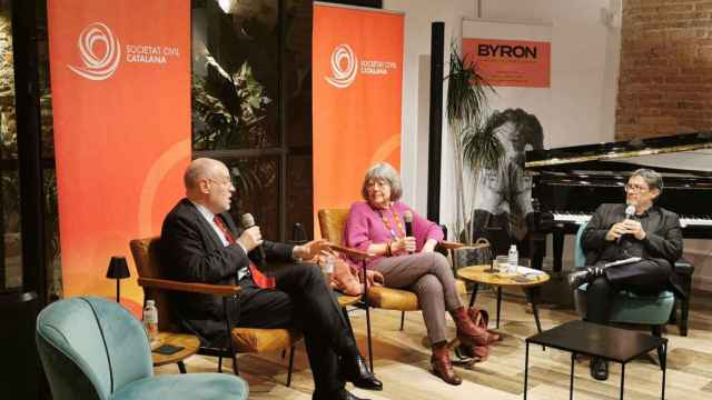 Jordi Canal, Michi Strausfeld y Manel Manchón en la conversación sobre Barcelona y el 'boom' latinoamericano en la librería Byron / SCC