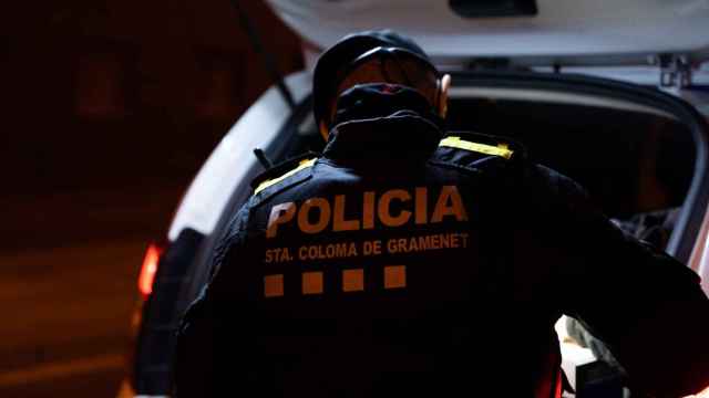 Un agente de la Policía Local de Santa Coloma en un control / LUIS MIGUEL AÑÓN - METRÓPOLI