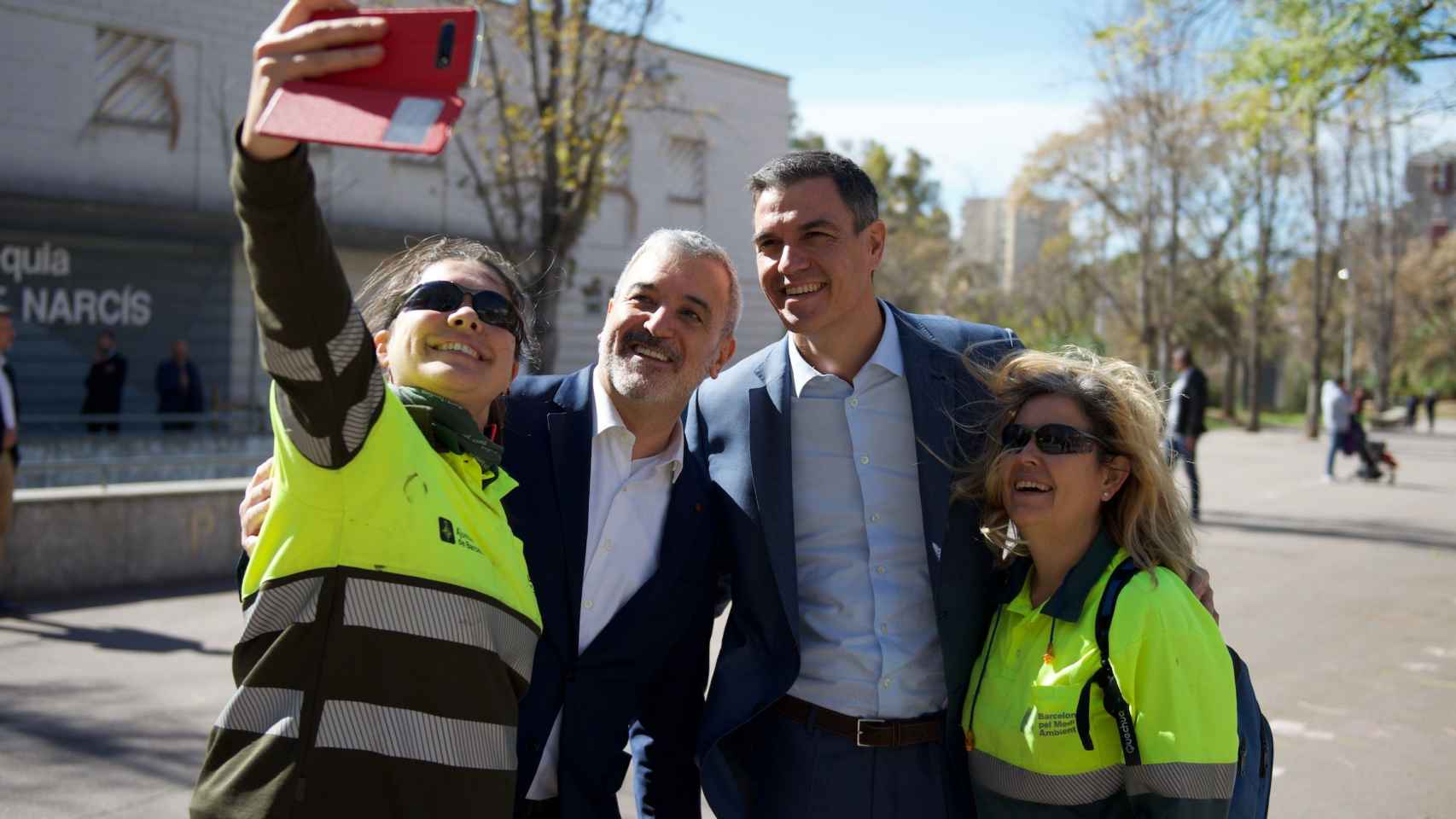 El presidente del Gobierno, Pedro Sánchez, y el alcaldable del PSC en Barcelona, Jaume Collboni, durante su visita a Canyelles / PSC