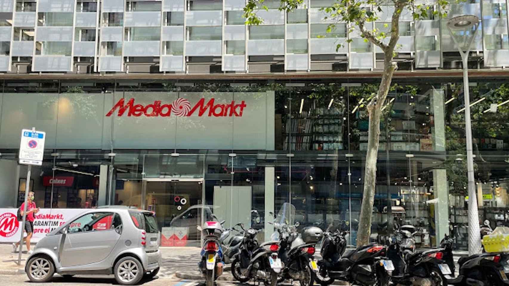 Mediamarkt situado entre la calle Floridablanca y Casanova de Barcelona / GOOGLE