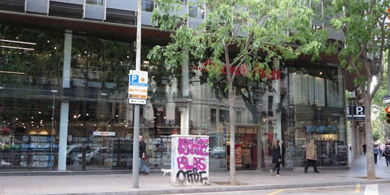 Mediamarkt situado entre la calle Floridablanca y Casanova de Barcelona / GOOGLE