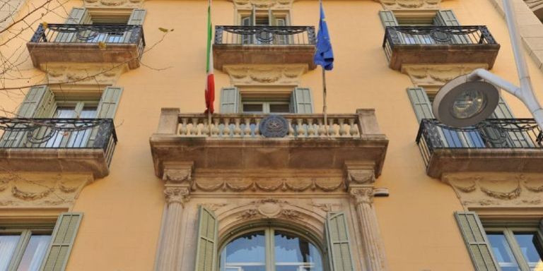 Banderas italiana y europea ondean en las ventanas del consulado italiano en Barcelona