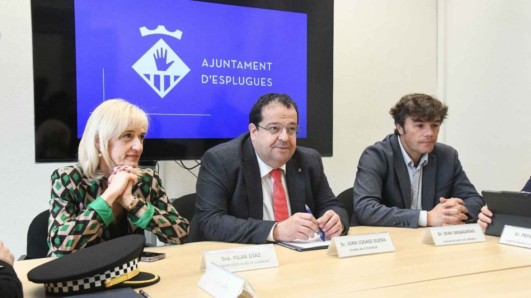 El 'conseller' de Interior visita el Ayuntamiento de Esplugues de Llobregat