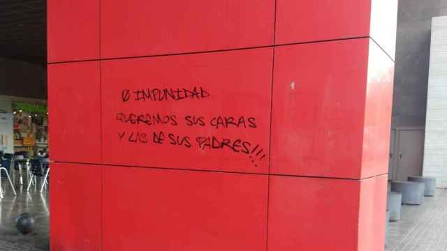 Pintada a la entrada del Centre Comercial Màgic de Badalona / CEDIDA