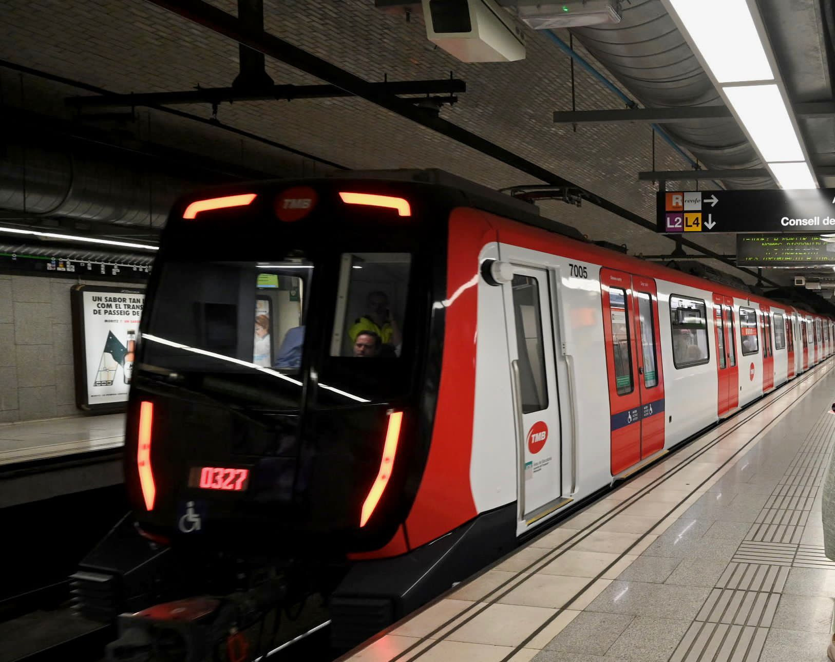 Un tren en el metro de la L3 de Barcelona / TMB