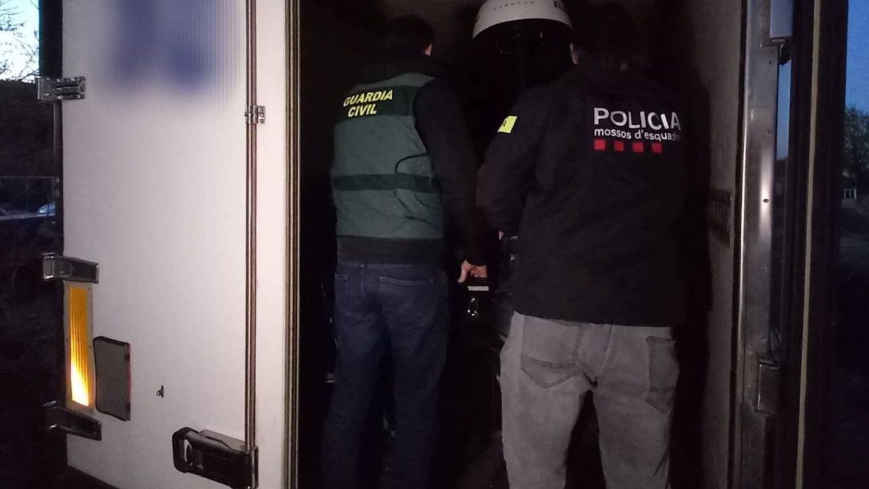 Un agente de la Guardia Civil y otro de Mossos d'Esquadra participan en un operativo policial este martes / MOSSOS D'ESQUADRA
