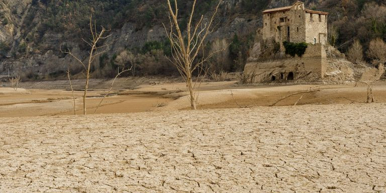 El pantano de la Baells, en el Berguedà, evidencia la falta de lluvias de los últimos meses / AIGÜES DE BARCELONA