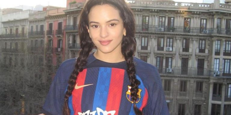 Rosalía con la camiseta del FC Barcelona para el Clásico / INSTAGRAM