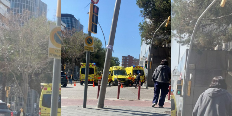 Varias ambulancias atienden a un hombre que se ha arrojado desde la azotea del Corte Inglés de Diagonal / CEDIDA
