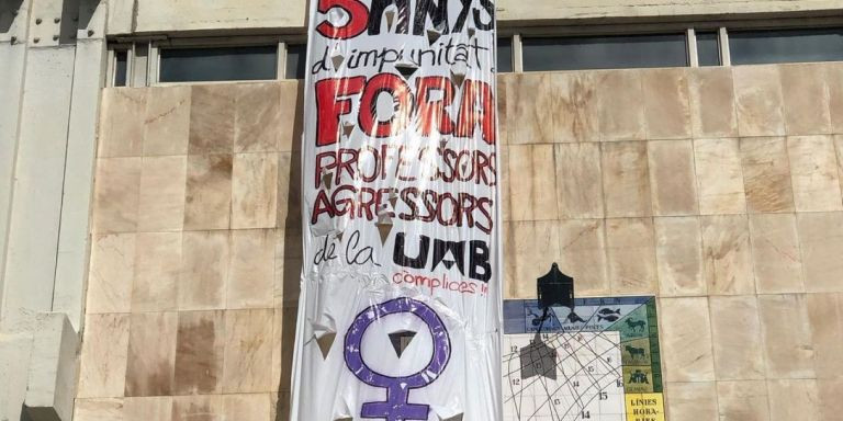 Carteles en contra del Àlvar Sánchez, condenado por acosar sexualmente a una estudiante/ REDES SOCIALES