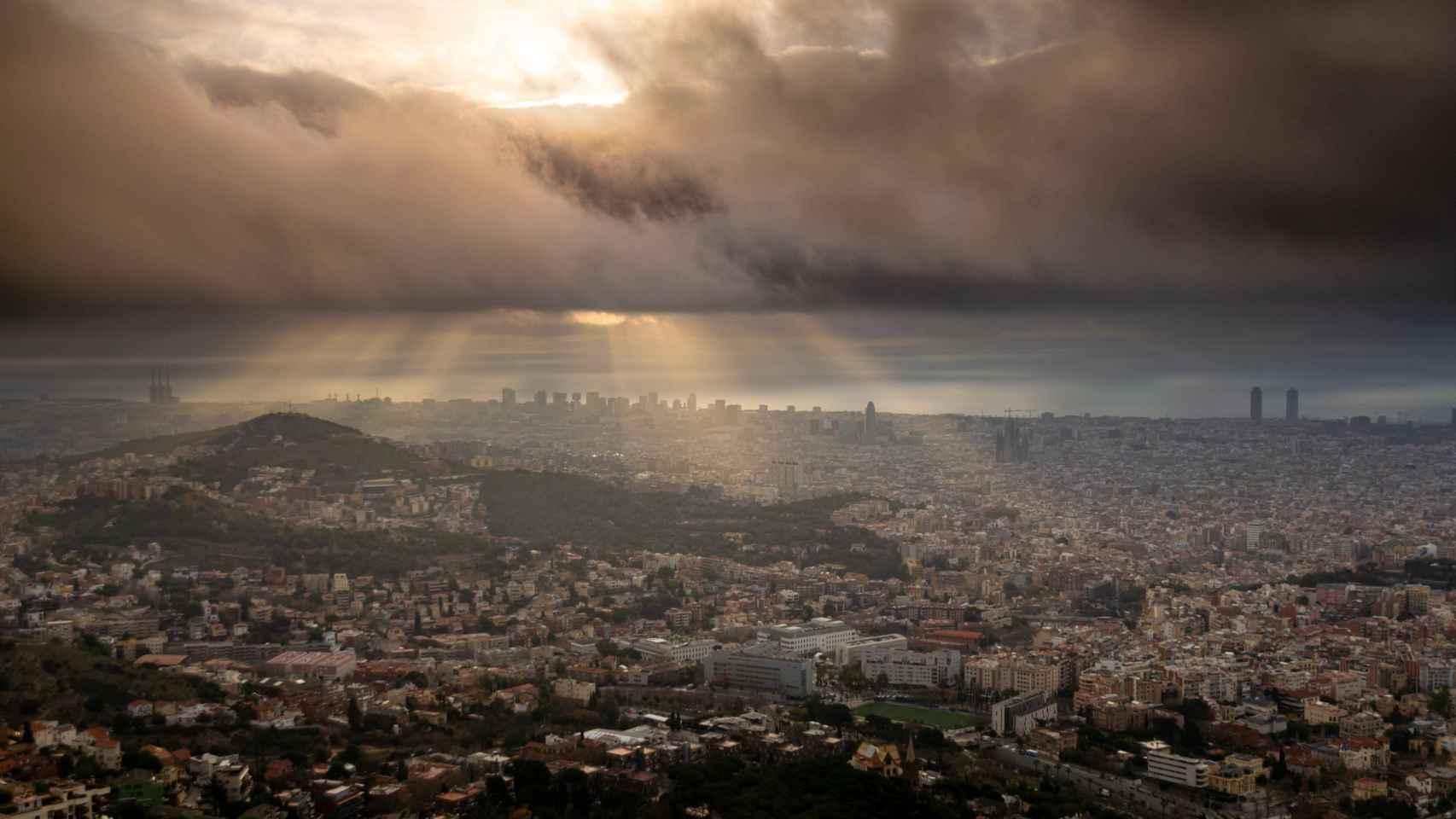 El fenómeno meteorológico se ha visto desde el Observatori Fabra / @ALFONS_PC