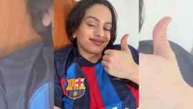 Rosalía posa junto con su camiseta del Barça personalizada / TWITTER