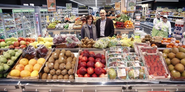 La administradora de Sorli, Anna Sorli, y el director general del grupo, Josep Figueras, en un supermercado del grupo / SORLI