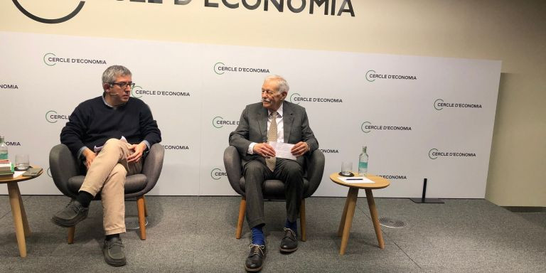 Jordi Amat y Eduardo Mendoza, en el Círculo de Economía / MA