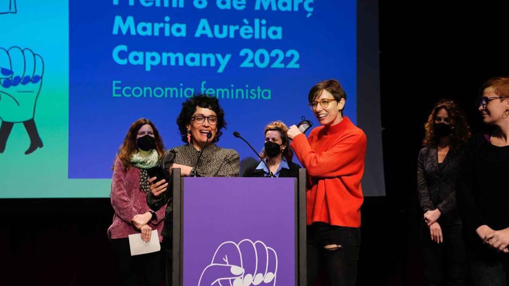 Representantes de La Insòlita recogen un premio otorgado por el Ayuntamiento / TWITTER LAURA PÉREZ