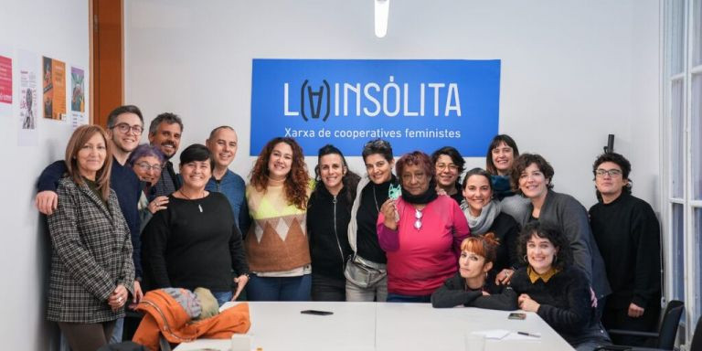 Los concejales Eloi Badia y Laura Pérez junto a miembros de La Insòlita / AJ BCN