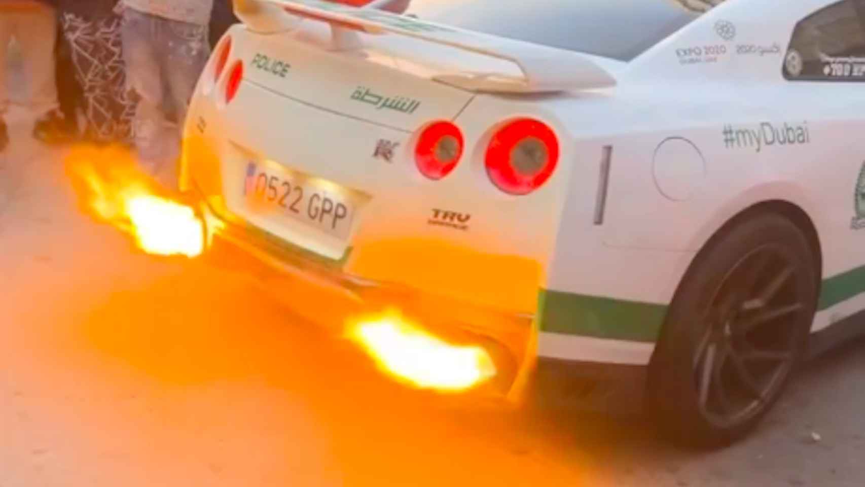 Imagen del Nissan GT-R en La Mina echando fuego / INSTAGRAM