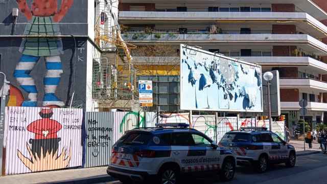 Exterior de la Ruïna, el edifico okupado en la Bonanova / MA