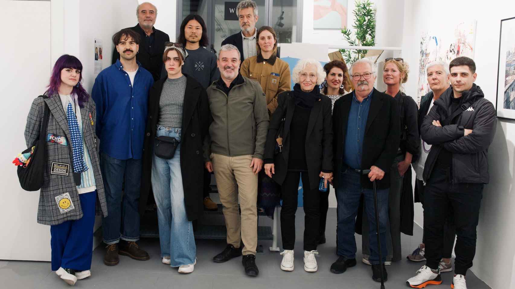 Jaume Collboni, con los artistas que participan en la exposición para apoyar su candidatura / BPB