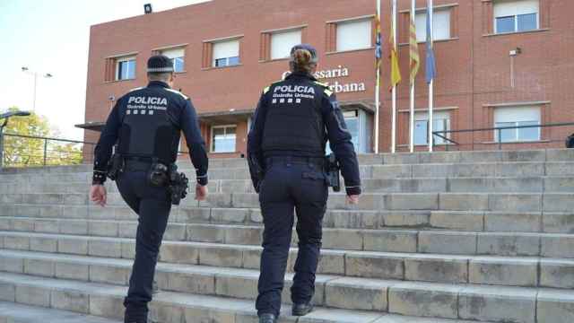 Dos agentes en la comisaría de la Guardia Urbana de Badalona / AJUNTAMENT DE BADALONA