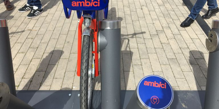 Detalle de un bicicleta de AMBici en una de las estaciones de Sant Joan Despí / METRÓPOLI - RP