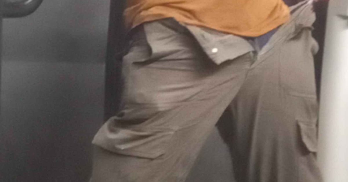 polo dentro del pantalon hombre