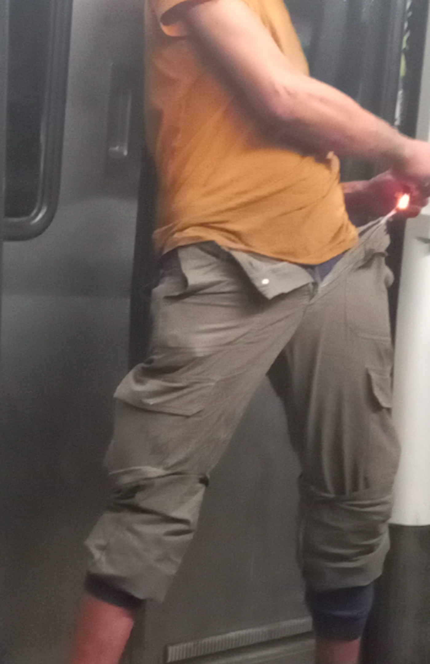Un hombre prende fuego a sus pantalones en el metro de Barcelona / TWITTER