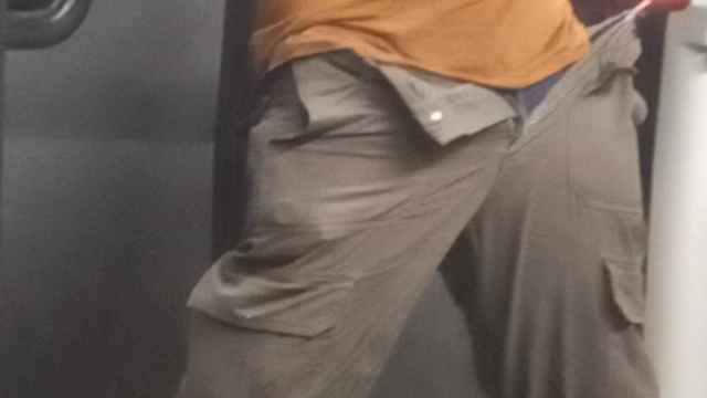 Un hombre prende fuego a sus pantalones en el metro de Barcelona / TWITTER