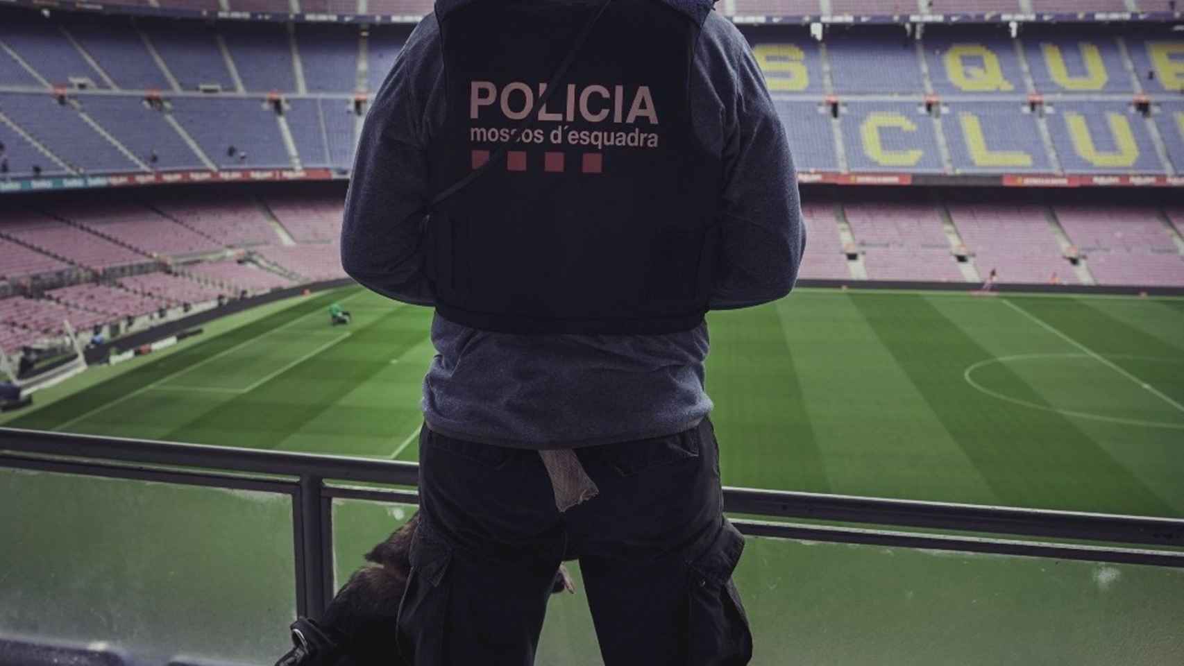 Un agente de los Mossos d'Esquadra en el Camp Nou / MOSSOS D'ESQUADRA