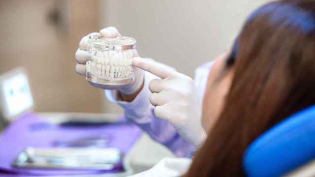 Dentista explica un tratamiento a su paciente