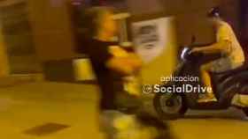 Hombre huye de la policía en una scooter sin casco y por la acera / TWITTER