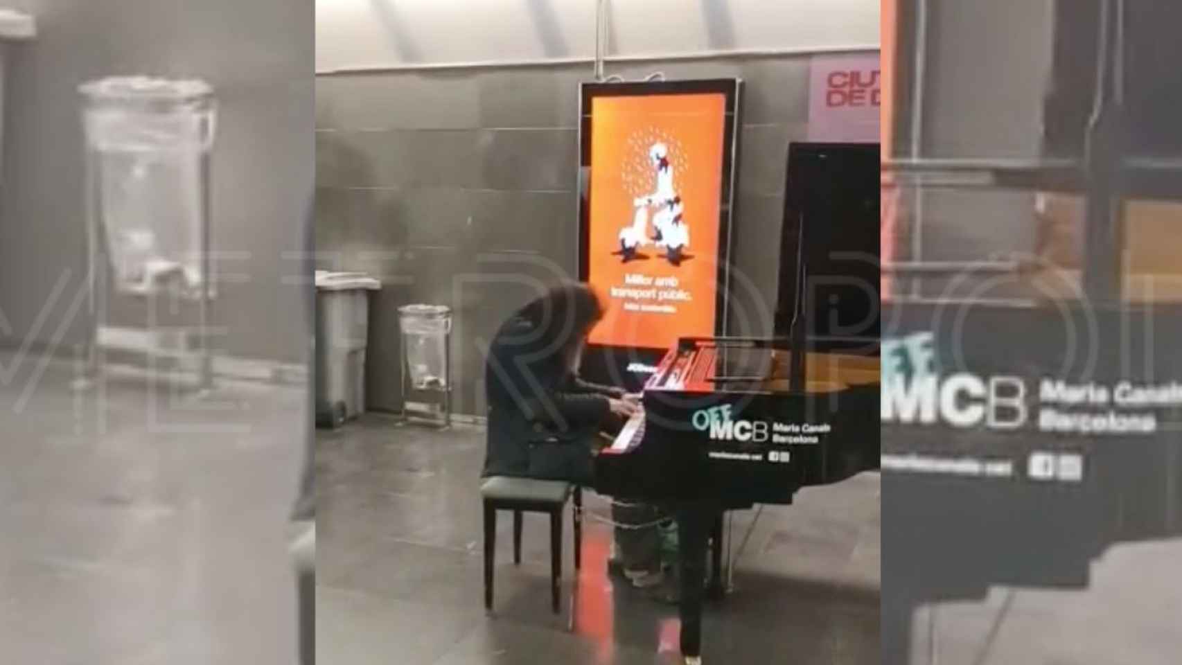 Un sintecho toca el piano en la estación de Diagonal / CEDIDA