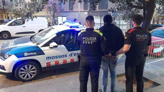 Una detención de la Guardia Urbana y los Mossos d'Esquadra en una imagen de archivo / MOSSOS