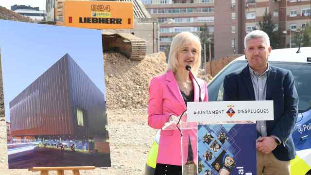 La alcaldesa de Esplugues, Pilar Díaz, y el primer teniente de alcalde, Eduard Sanz, en la presentación de la nueva comisaría / AJ ESPLUGUES