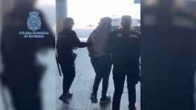 Uno de los detenidos por presuntamente traficar con heroína a través del Aeropuerto de Barcelona El Prat / POLICÍA NACIONAL