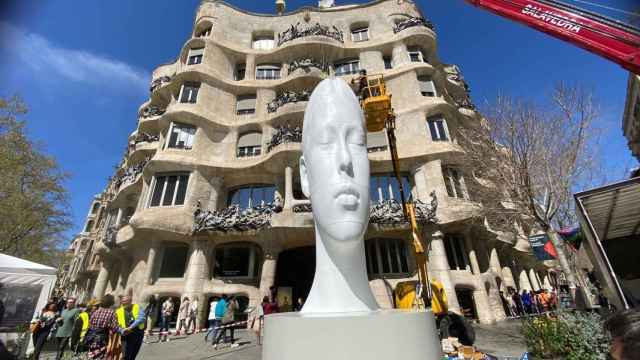 La escultura de Jaume Plensa, colocada frente a La Pedrera / EFE
