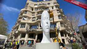 La escultura de Jaume Plensa, colocada frente a La Pedrera / EFE