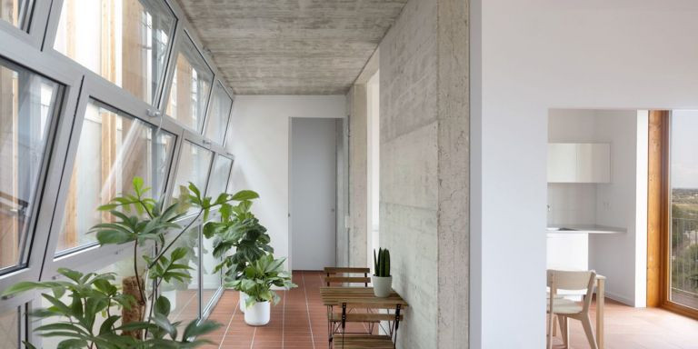 Interior del mejor edificio sostenible de vivienda pública de España ubicado en Gavà / AMB