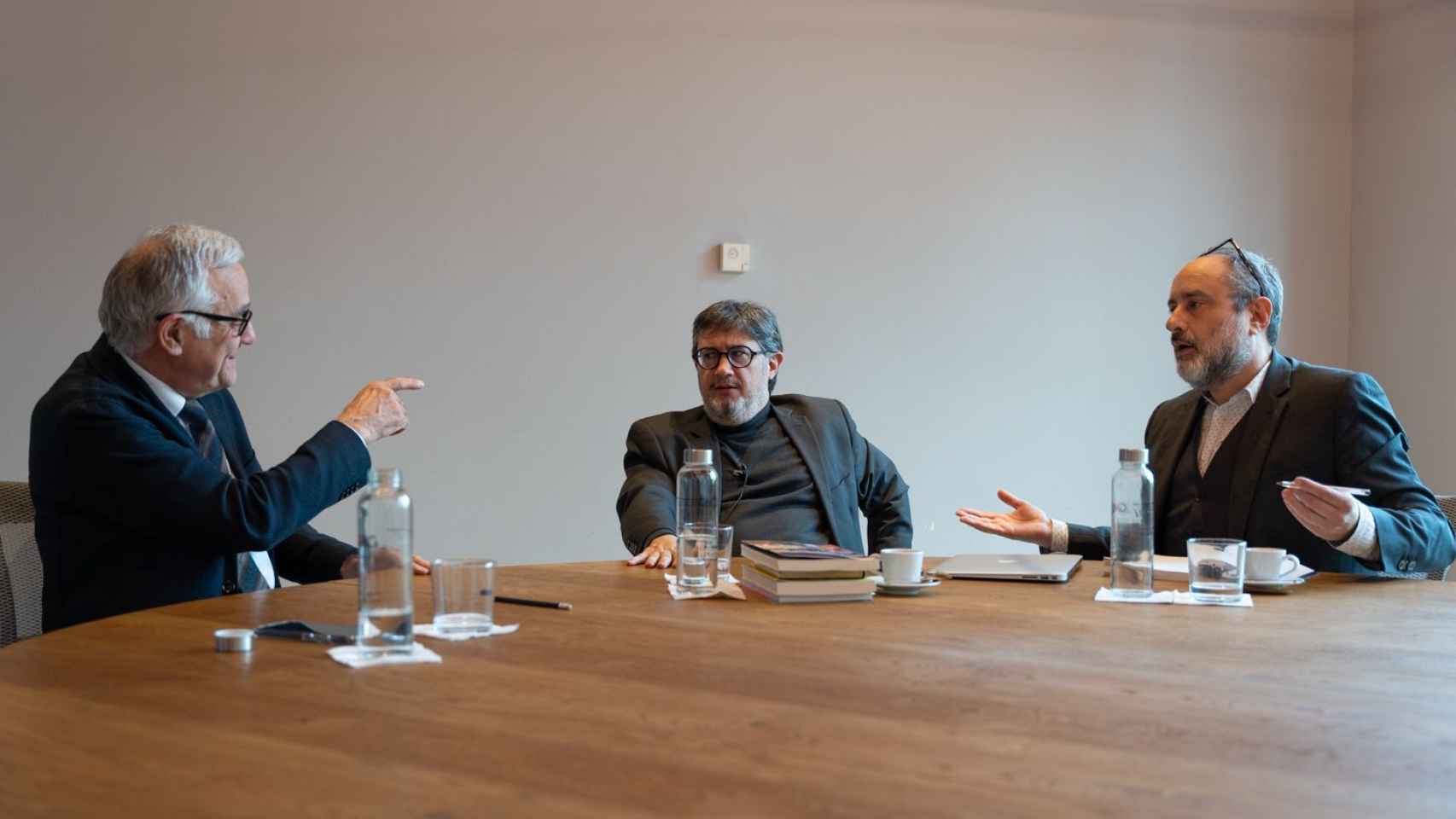 Miquel Puig (i), Manel Manchón (c) y Antonio Baños (d) durante el debate en Metrópoli / LUIS MIGUEL AÑÓN - METRÓPOLI