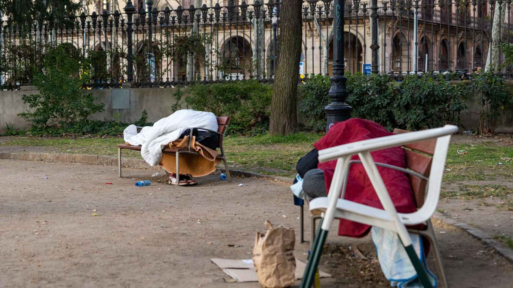 Personas sin hogar en la Ciutadella  / GALA ESPÍN - METRÓPOLI