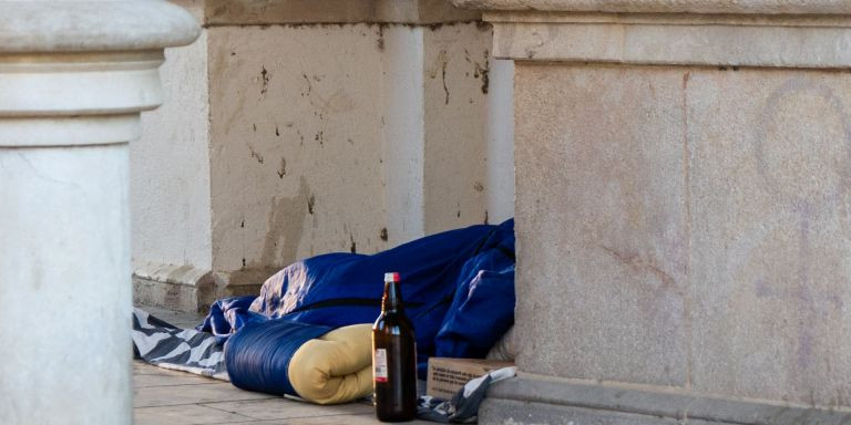 Personas sin hogar durmiendo en el parque de la Ciutadella  / GALA ESPÍN - METRÓPOLI