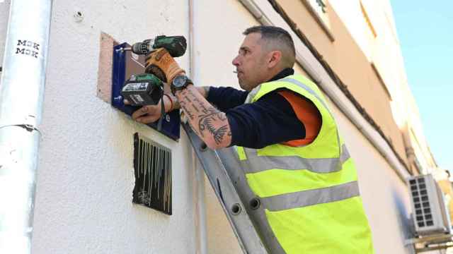 Un técnico colocando una nueva placa en Badalona / AJUNTAMENT DE BADALONA