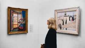 Mujer visitando una exposición de arte / UNSPLASH