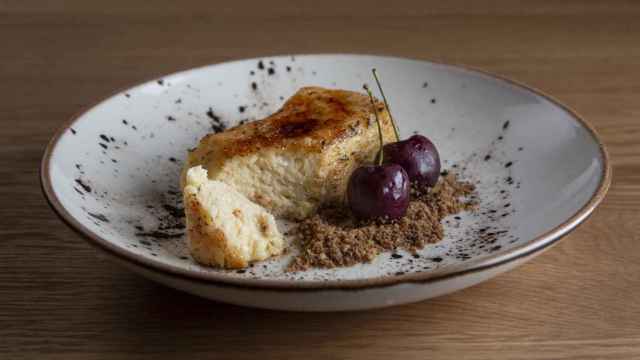 Torrija de brioche bañada en chocolate blanco con helado de cardamomo / CASA AMÀLIA