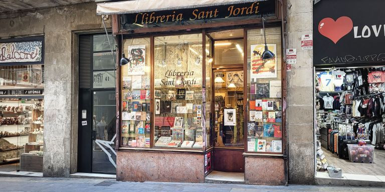 Exterior de la librería Sant Jordi / INMA SANTOS