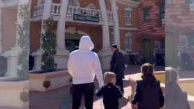 El entrenador del Barça, Xavi Hernández, paseando junto a sus hijos por Port Aventura / TIK TOK