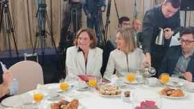 La alcaldesa de Barcelona, Ada Colau, junto a la líder de los comuns en el Parlament, Jessica Albiach / EUROPA PRESS